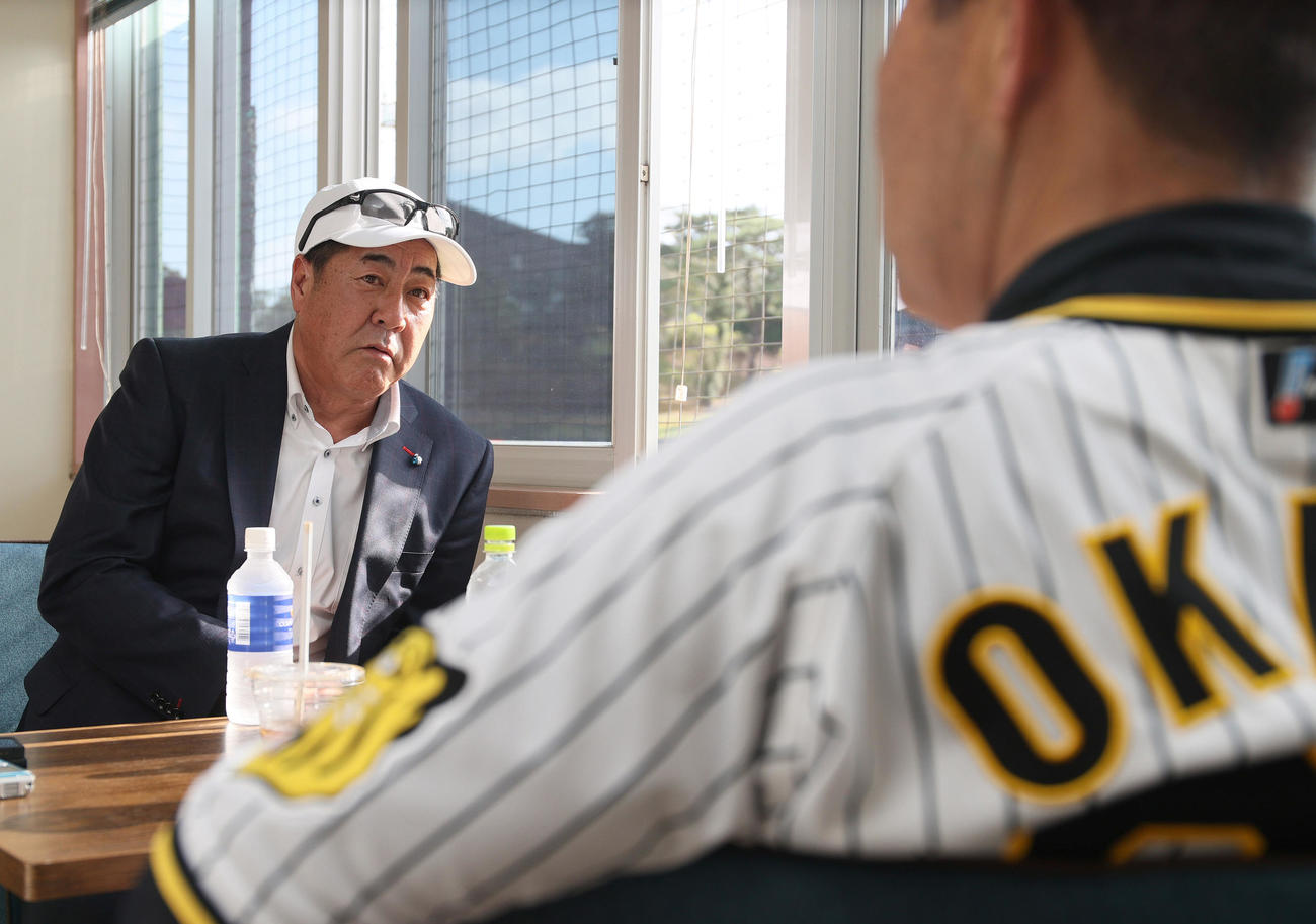 阪神岡田監督と対談する日刊スポーツ評論家の中西氏（撮影・上山淳一）