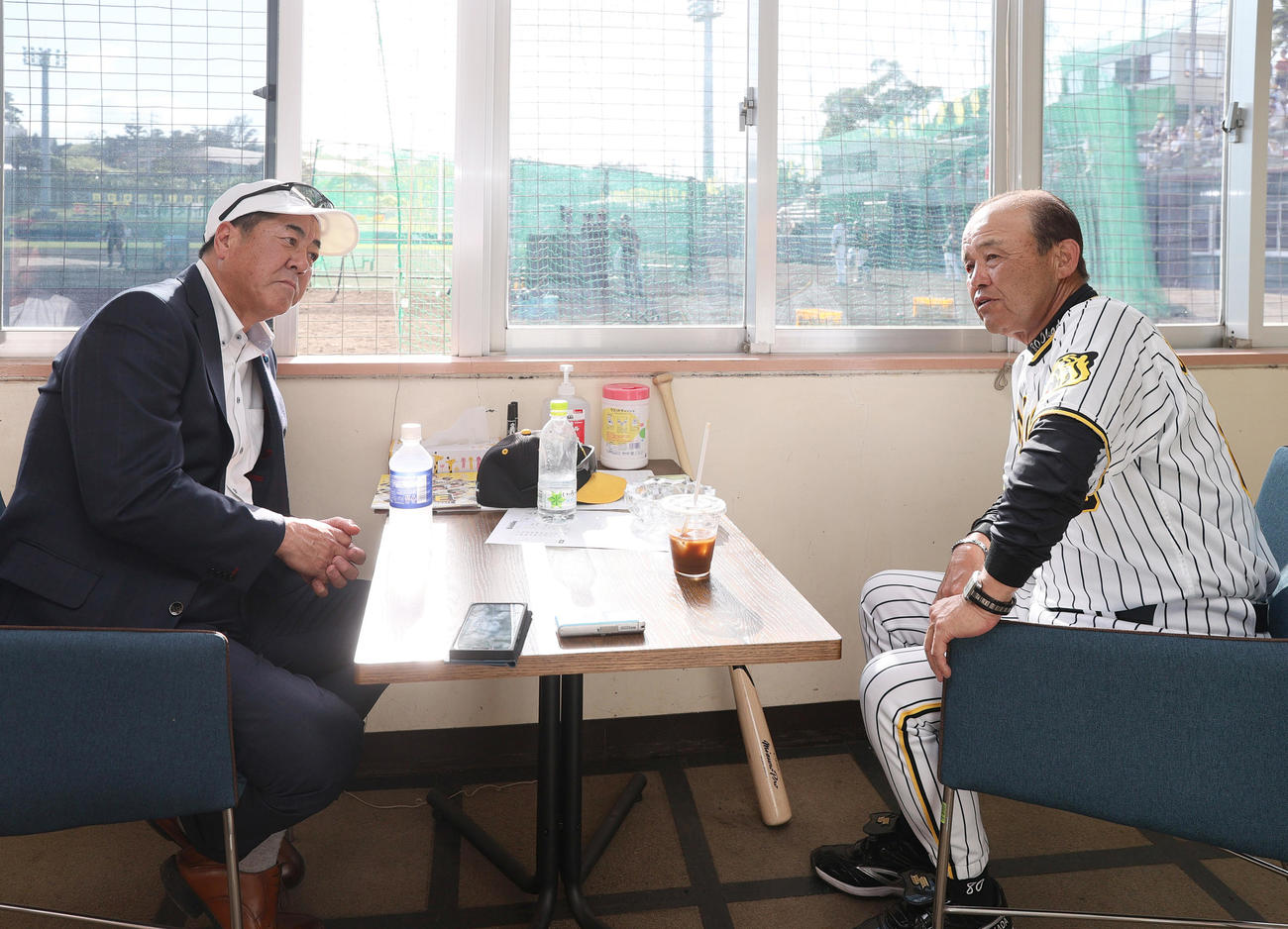 阪神岡田監督と対談する日刊スポーツ評論家の中西氏（撮影・上山淳一）