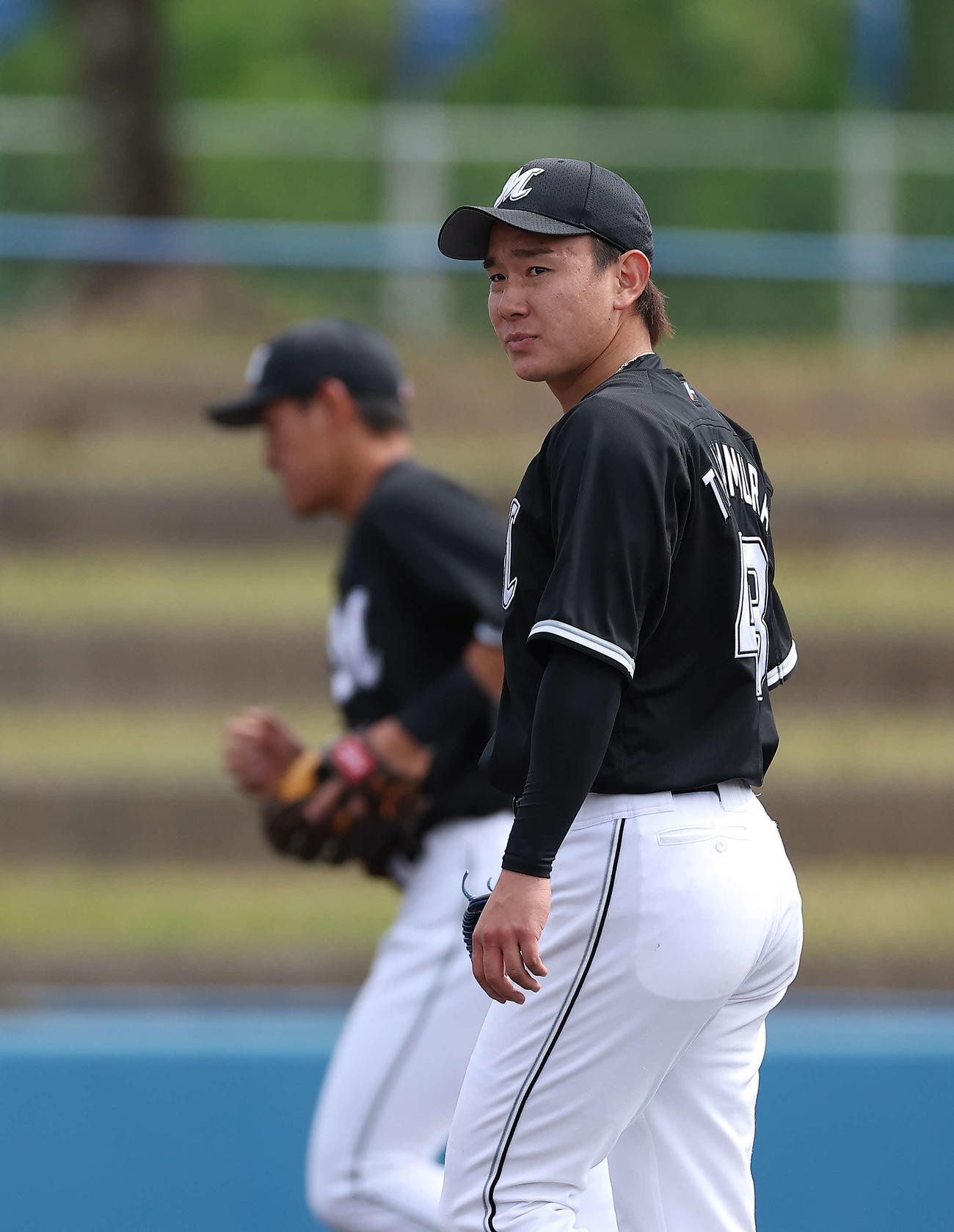 DeNA対ロッテ　1回裏を抑え、ベンチに戻る中村稔（撮影・河田真司）