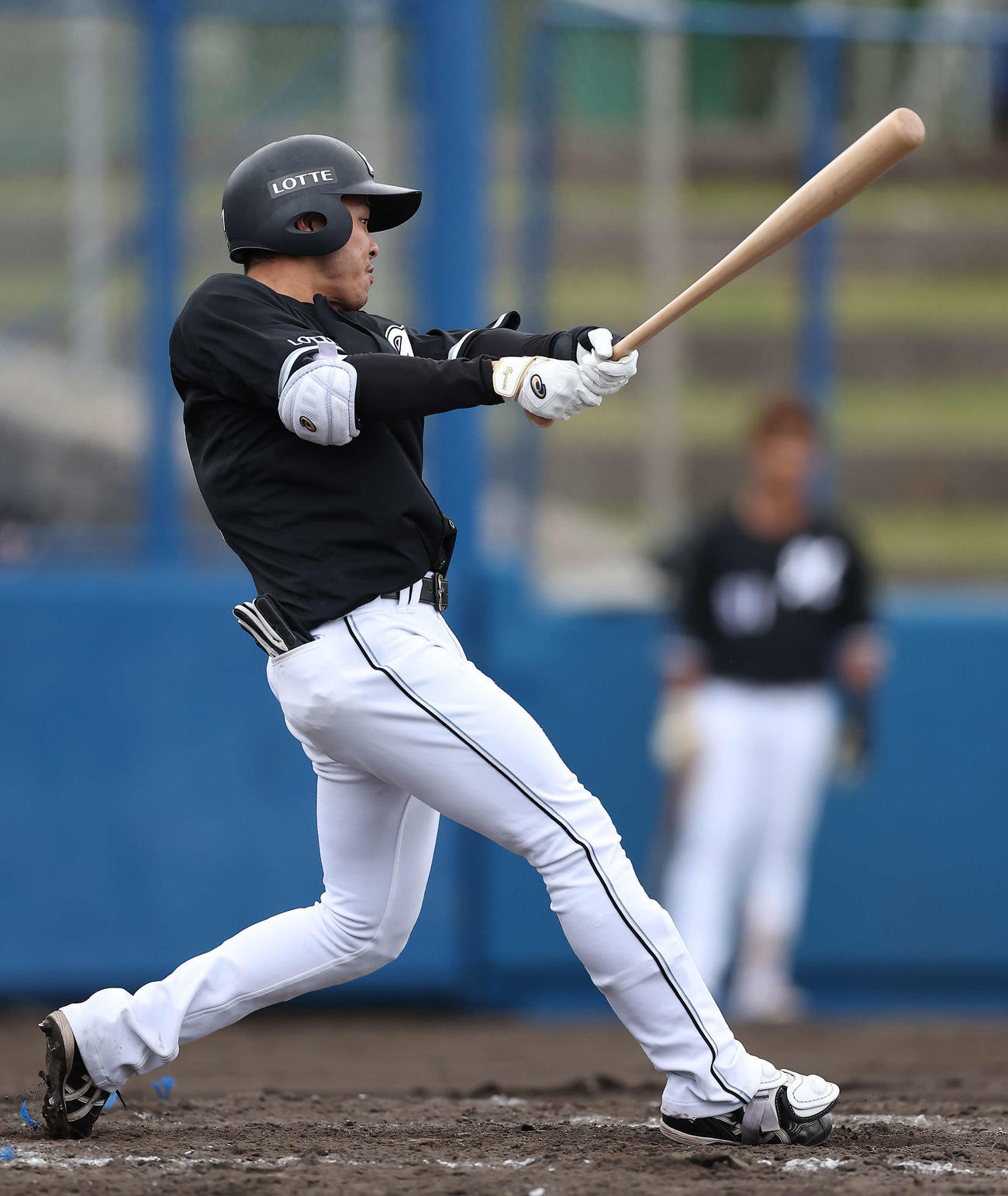 DeNA対ロッテ　5回表ロッテ1死、右前打を放つ小川（撮影・河田真司）