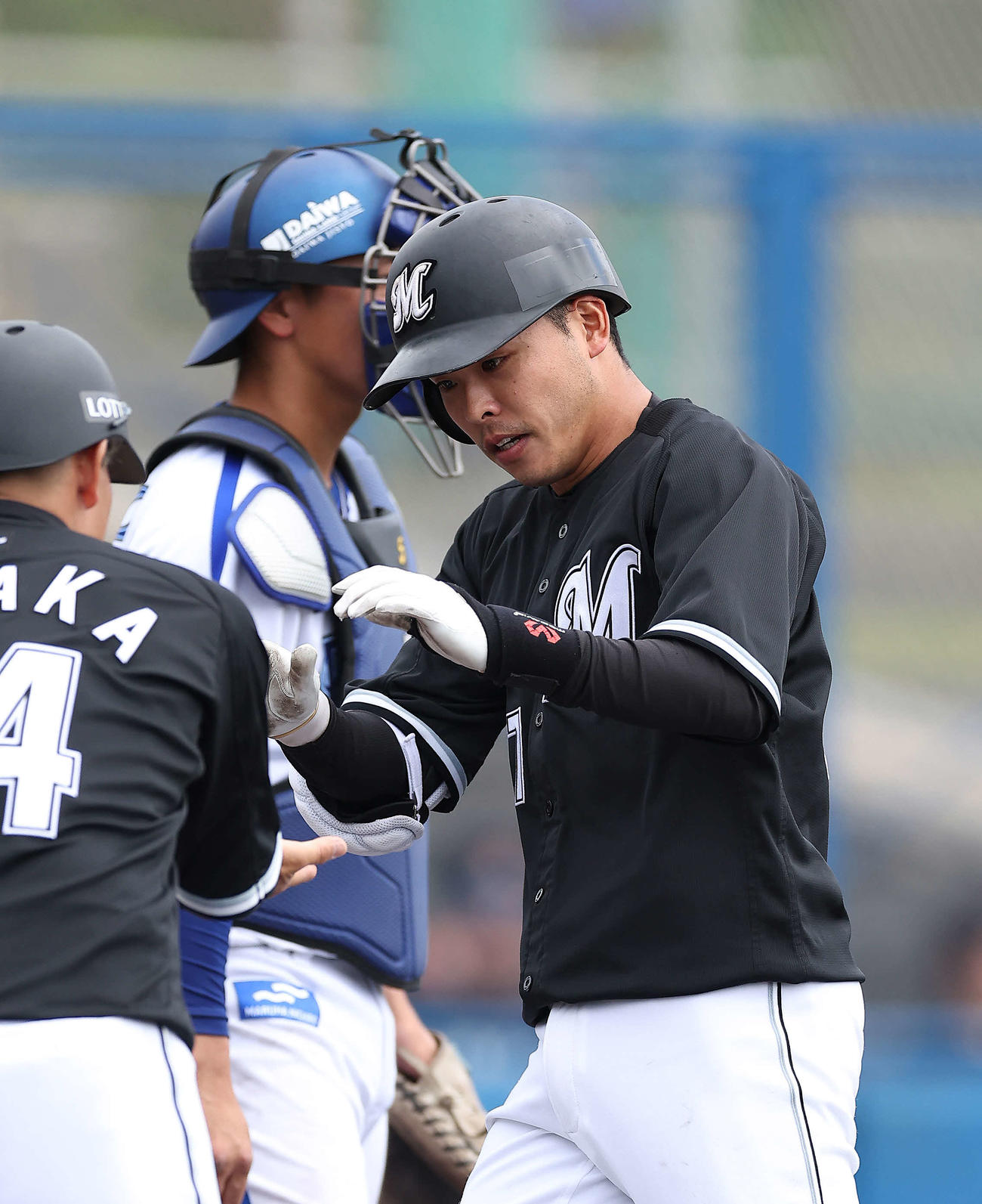 DeNA対ロッテ　3回表ロッテ無死、右越え先制ソロ本塁打を放ち生還する小川（撮影・河田真司）