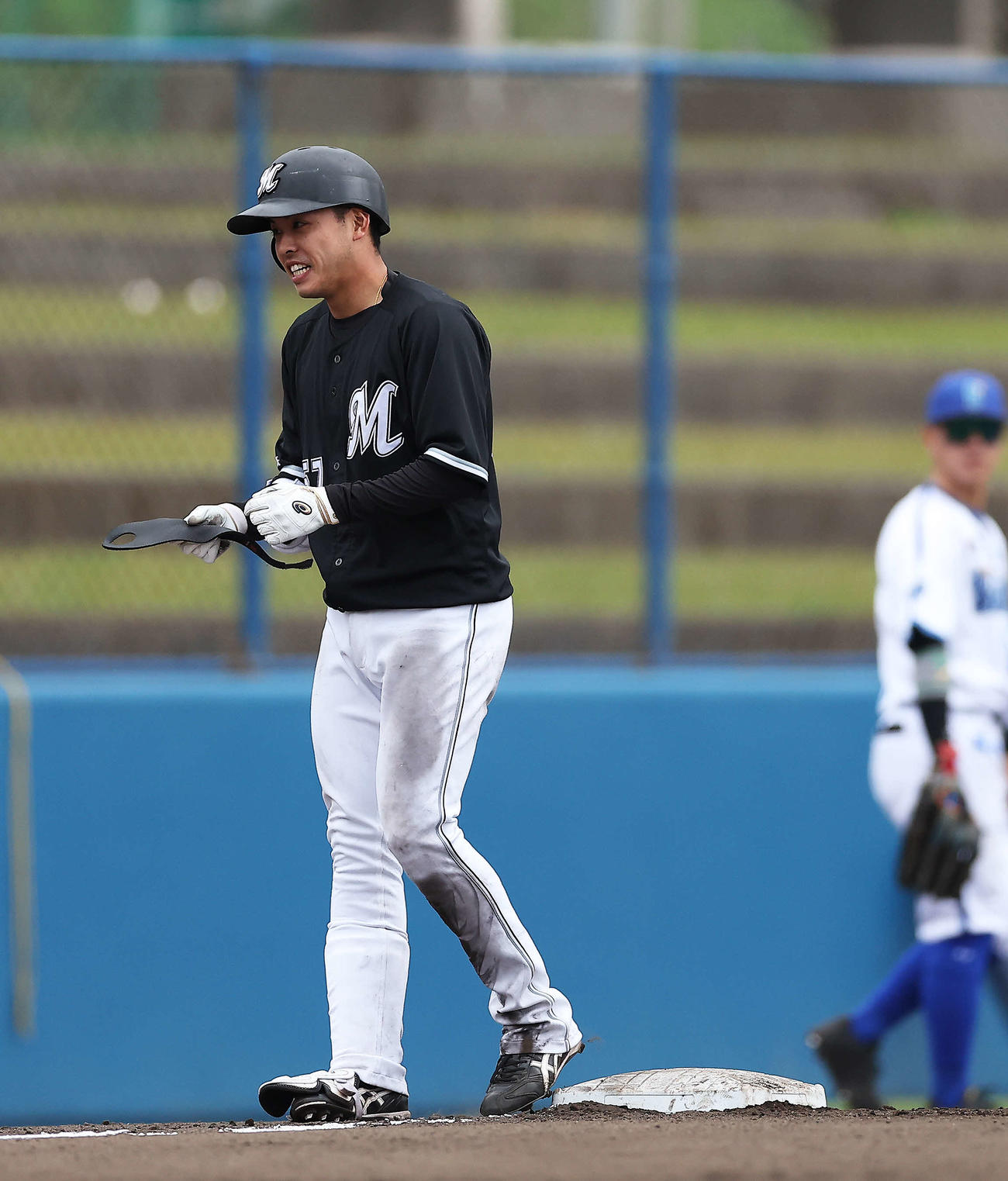 DeNA対ロッテ　6回表ロッテ2死一、二塁、右翼線に放ち、三塁に出塁する小川（撮影・河田真司）