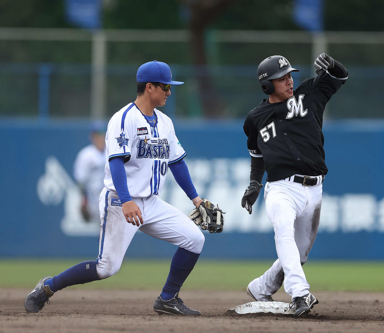 DeNA対ロッテ　5回表ロッテ1死一塁、二盗を決める小川（撮影・河田真司）