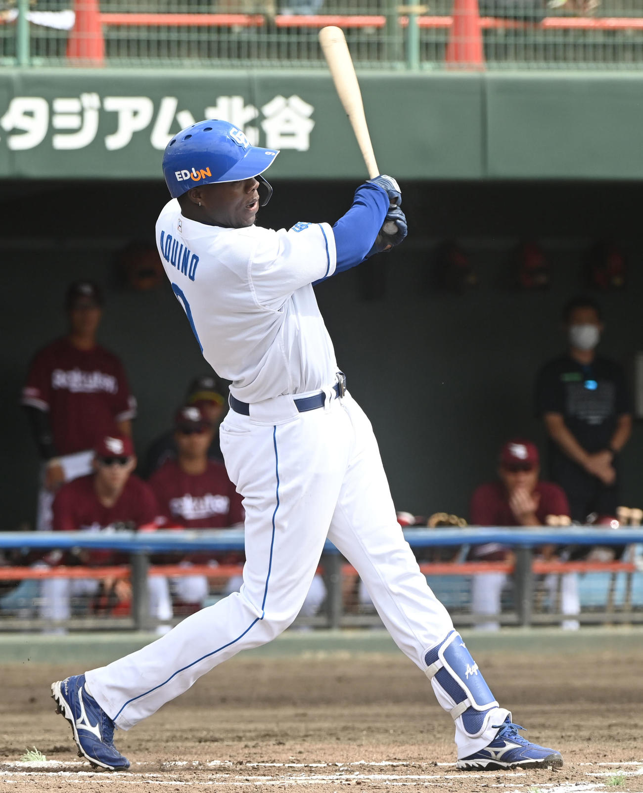 中日対楽天　1回裏中日2死一、二塁、右越え3点本塁打を放つアキーノ（撮影・森本幸一）