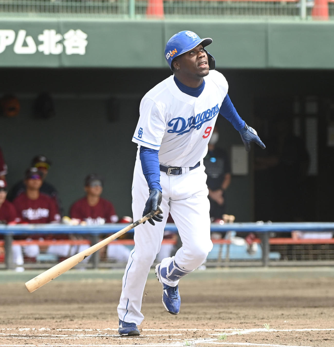 中日対楽天　1回裏中日2死一、二塁、右越え3点本塁打を放つアキーノ（撮影・森本幸一）