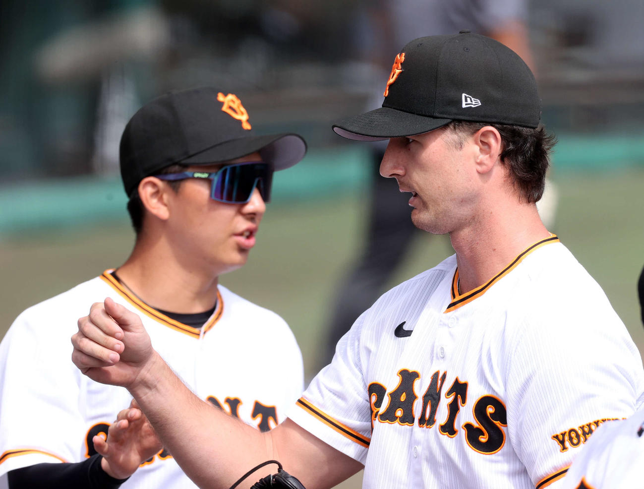 巨人対キューバ代表　2回を無失点で抑えたグリフィンはナインとグータッチ（撮影・浅見桂子）