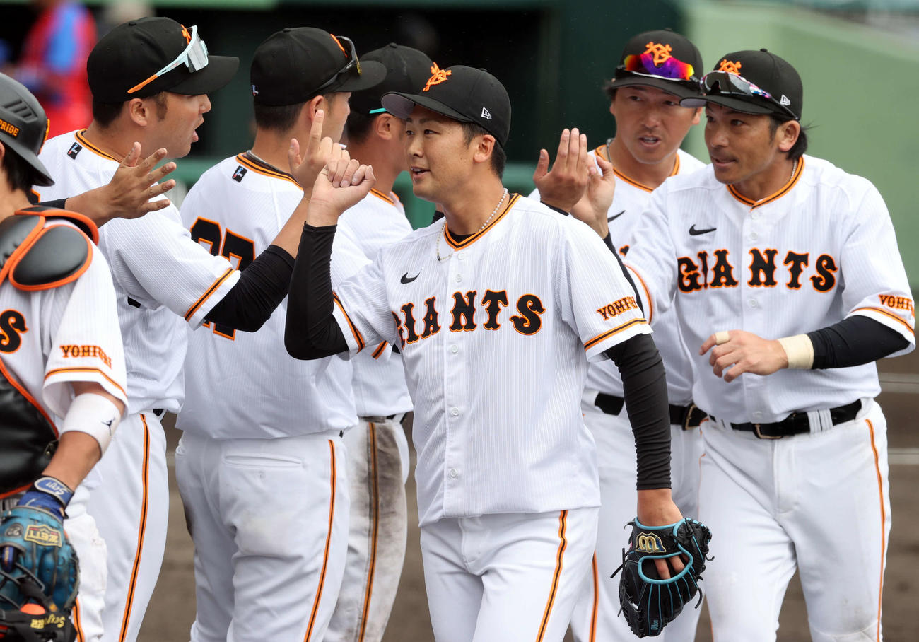 巨人対キューバ代表　キューバ代表を2－0で下し、最後を締めた船迫（中央）は笑顔でナインとグータッチ（撮影・浅見桂子）