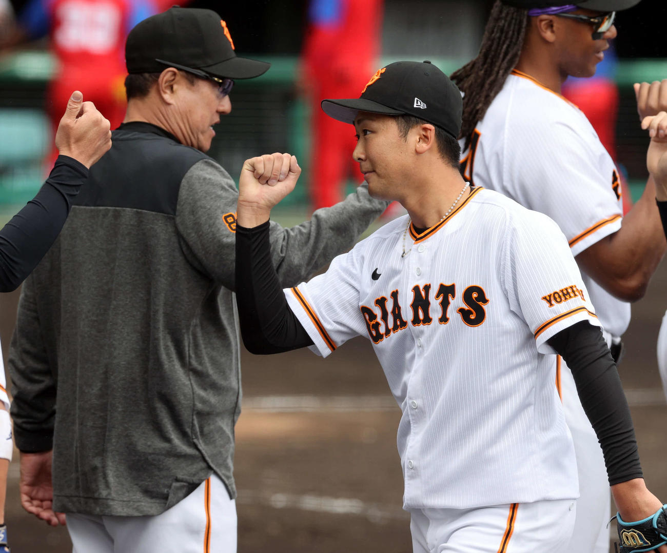 巨人対キューバ代表　キューバ代表を2－0で下し、最後を締めた船迫（右）は笑顔で原監督らとグータッチ（撮影・浅見桂子）