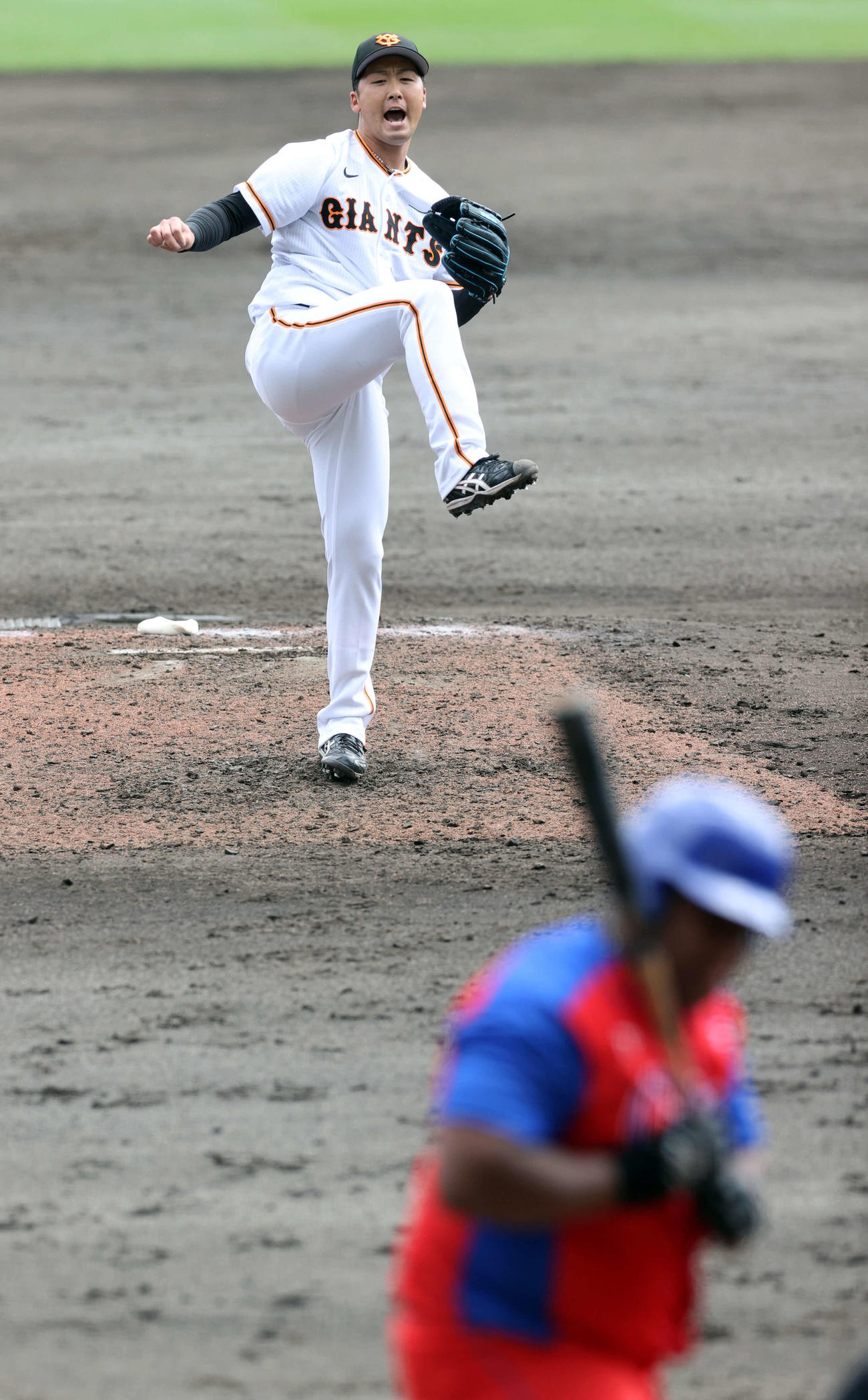 巨人対キューバ代表　9回表キューバ代表1死、デスパイネを見逃し三振に仕留め雄たけびを上げる船迫（撮影・浅見桂子）