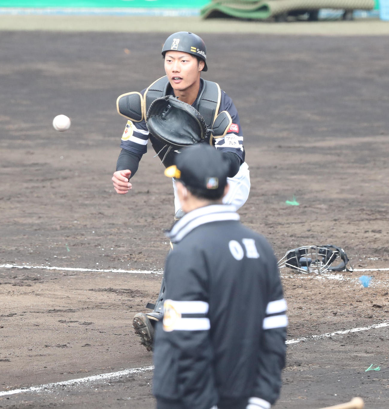 サインプレーでランナーを追う渡辺陸（撮影・梅根麻紀）