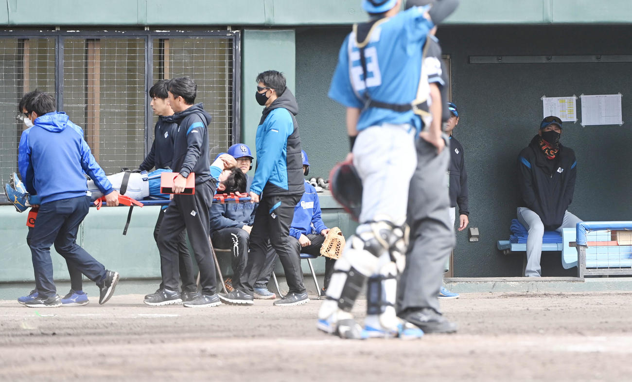 23年2月21日、中日対日本ハム　3回裏中日無死、龍空の打球を捕球後フェンスに激突し負傷し担架で運ばれる五十幡（右は新庄監督）