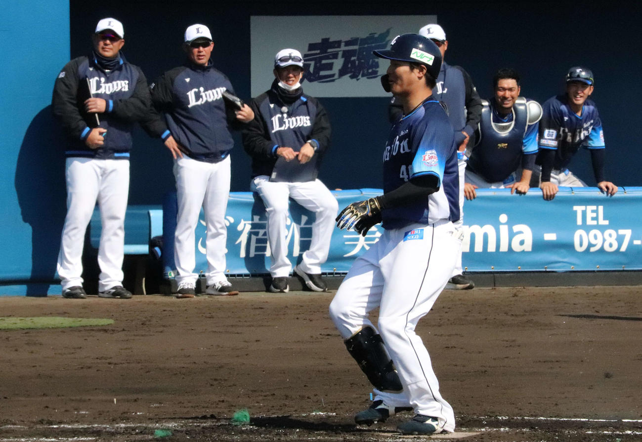 紅白戦で本塁打を放ちホームインする西武鈴木（撮影金子真仁）