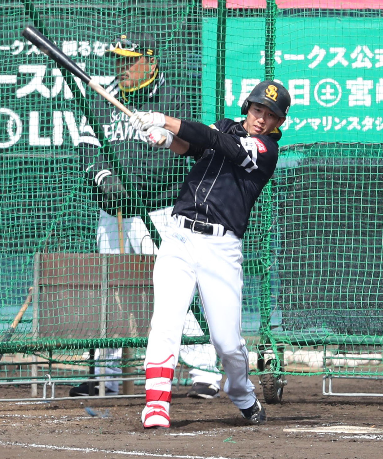 打撃練習を行う栗原陵矢（撮影・梅根麻紀）