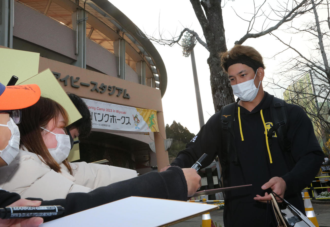 帰りのバス発車時間までファンサービスをする栗原陵矢（撮影・梅根麻紀）
