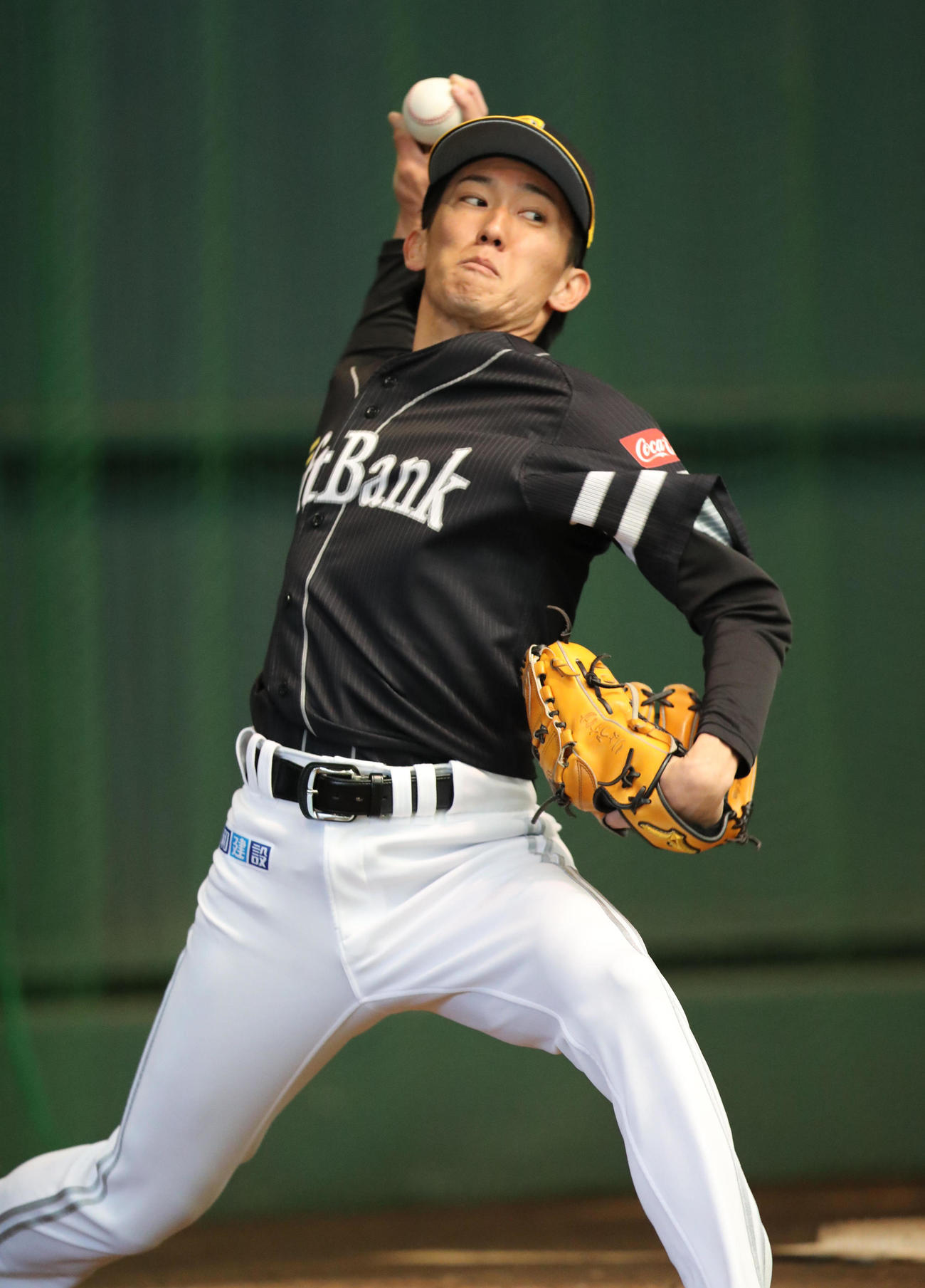 ブルペンで投げ込む大津（撮影・梅根麻紀）