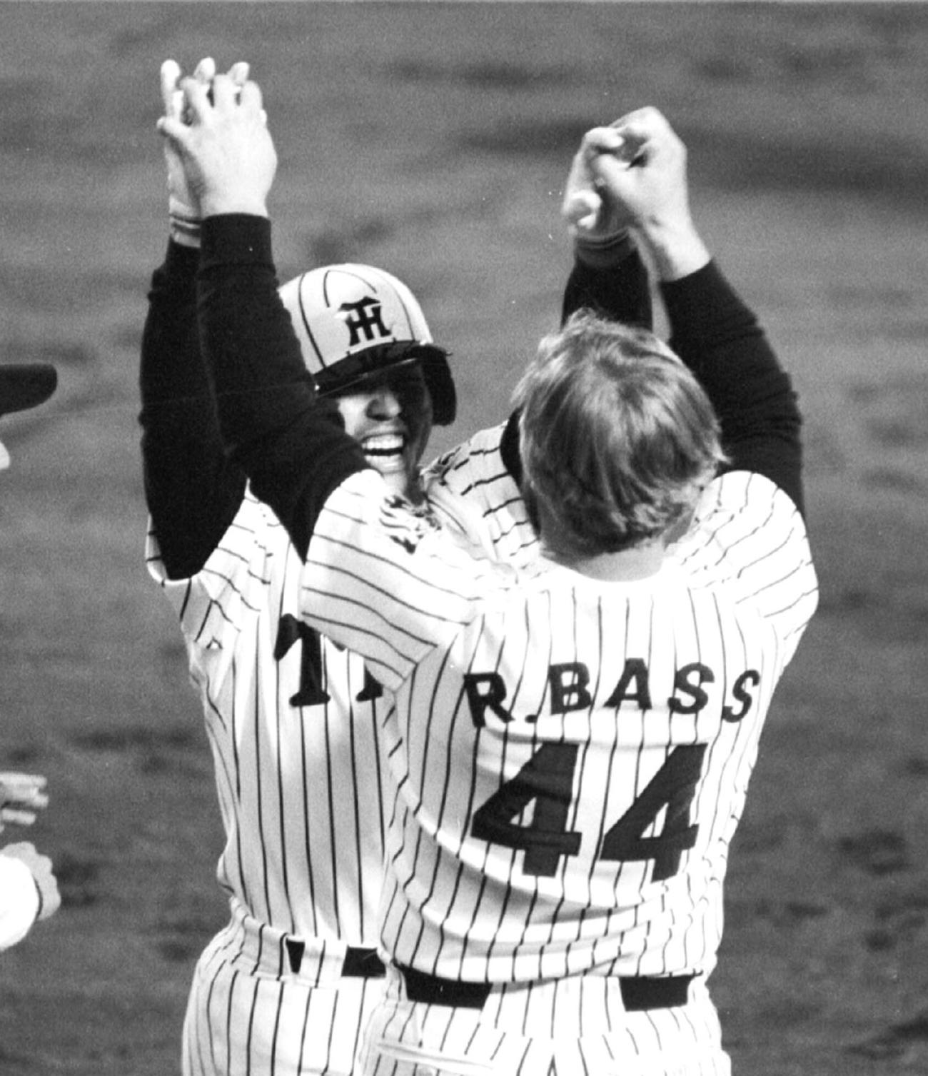 85年4月、バックスクリーン3連発を締めくくった岡田はバースの出迎えを受ける