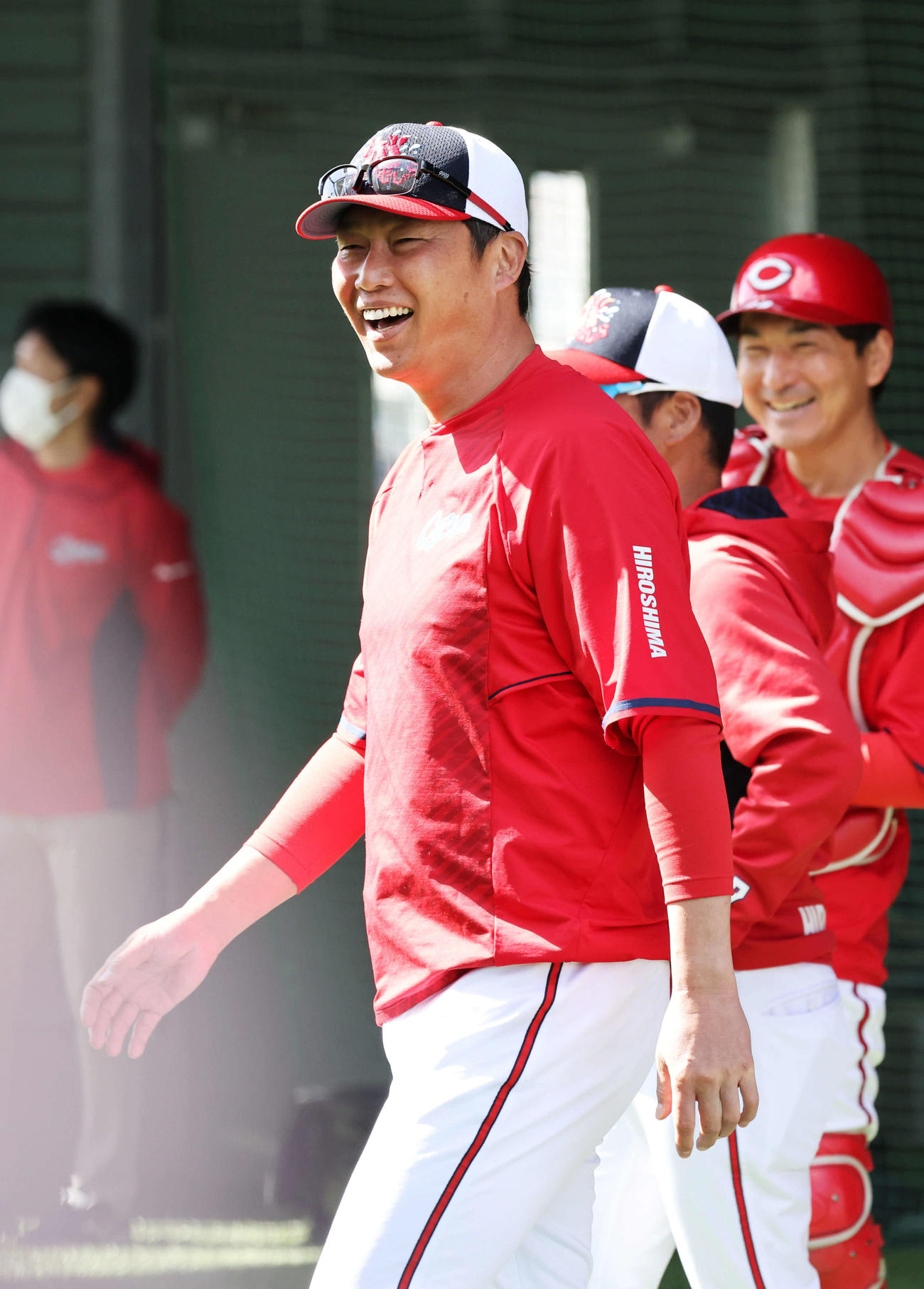 広島沖縄キャンプ　床田と話し合った新井監督は満面の笑みを浮かべてブルペンを後にした（撮影・加藤孝規）