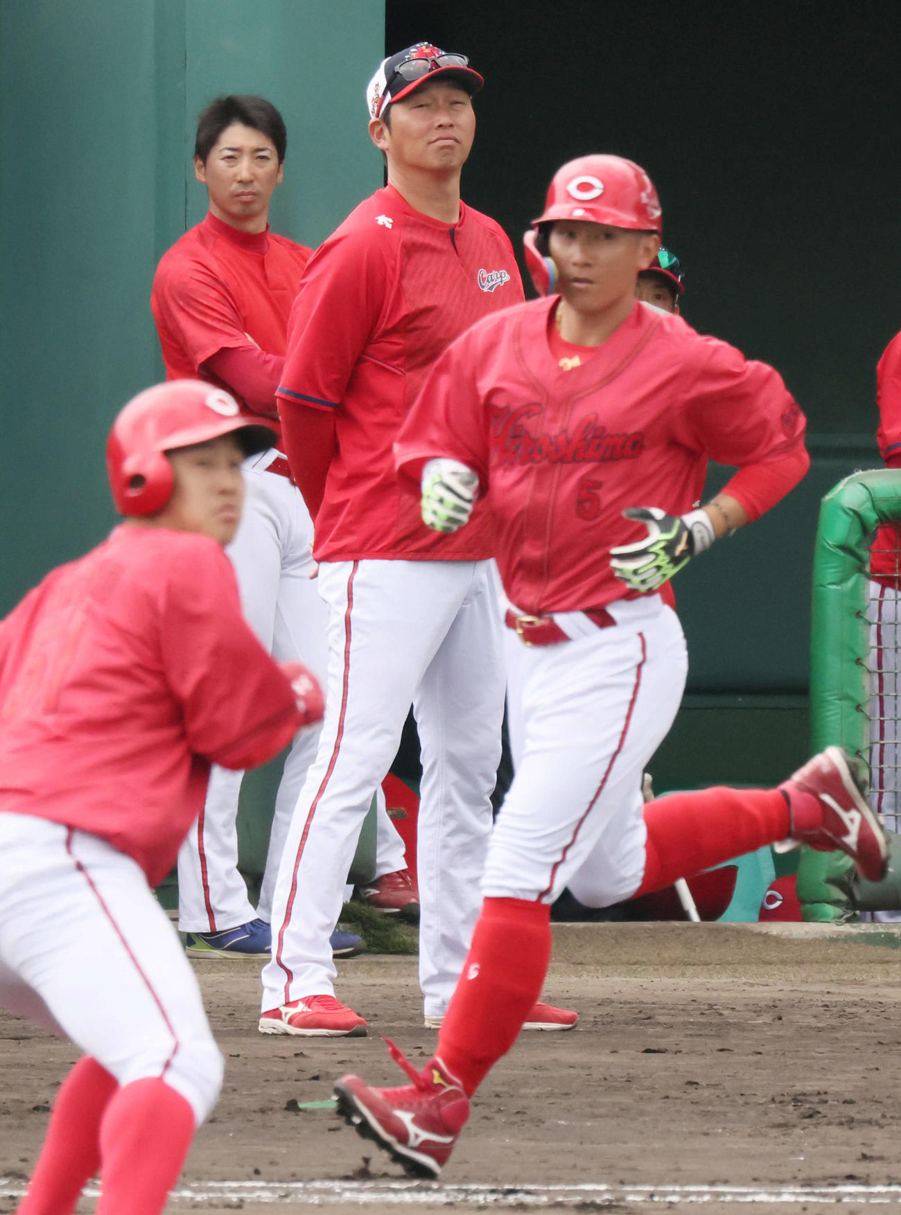 ケース打撃で走塁などもチェックする広島新井監督（中央）（撮影・加藤孝規）
