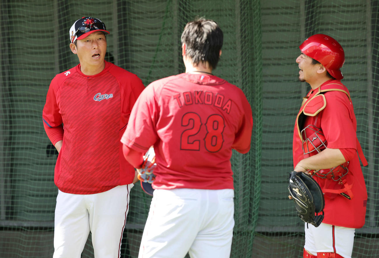 広島沖縄キャンプ　ブルペンで投球した床田（中央）と話し合う新井監督。右は会沢（撮影・加藤孝規）