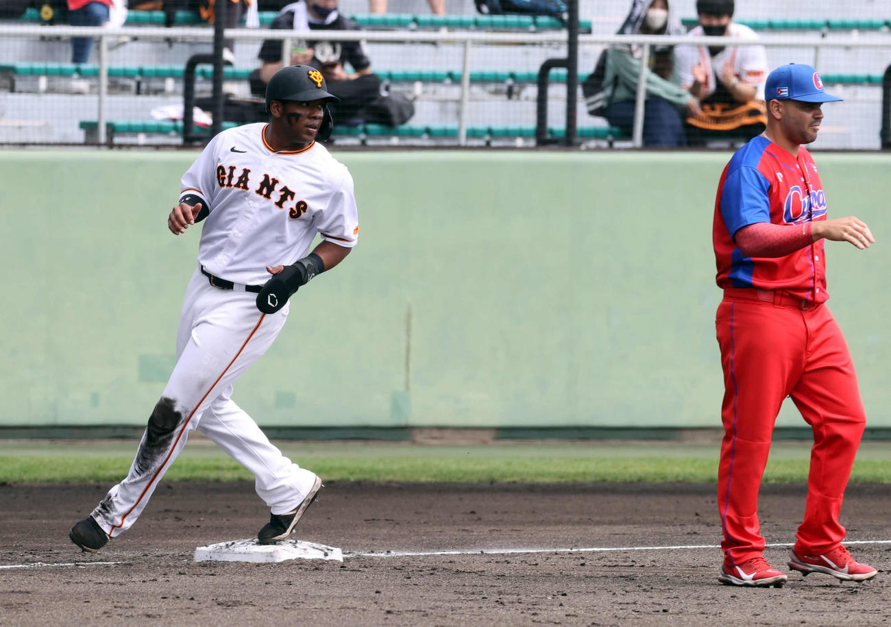 巨人対キューバ代表　3回裏巨人無死一塁、二塁盗塁に成功したオコエ（左）は悪送球の間に三塁へ進む（撮影・浅見桂子）