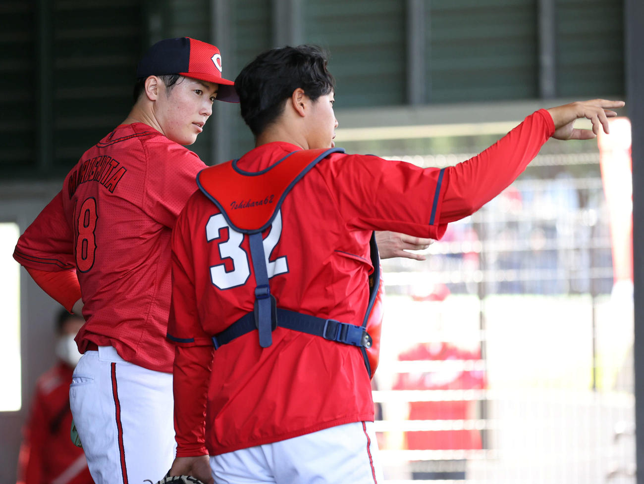 広島沖縄キャンプ　ブルペンで投球した森下（左）と話し合う石原（撮影・加藤孝規）