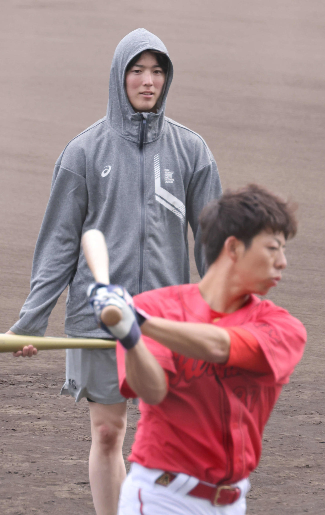 広島沖縄キャンプ　野間（手前）の居残り打撃練習に付き合う森下（撮影・加藤孝規）