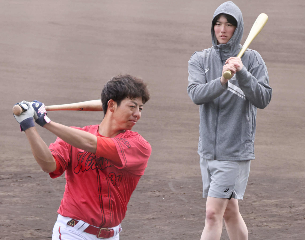 広島沖縄キャンプ　野間（左）の居残り打撃練習に付き合う森下（撮影・加藤孝規）