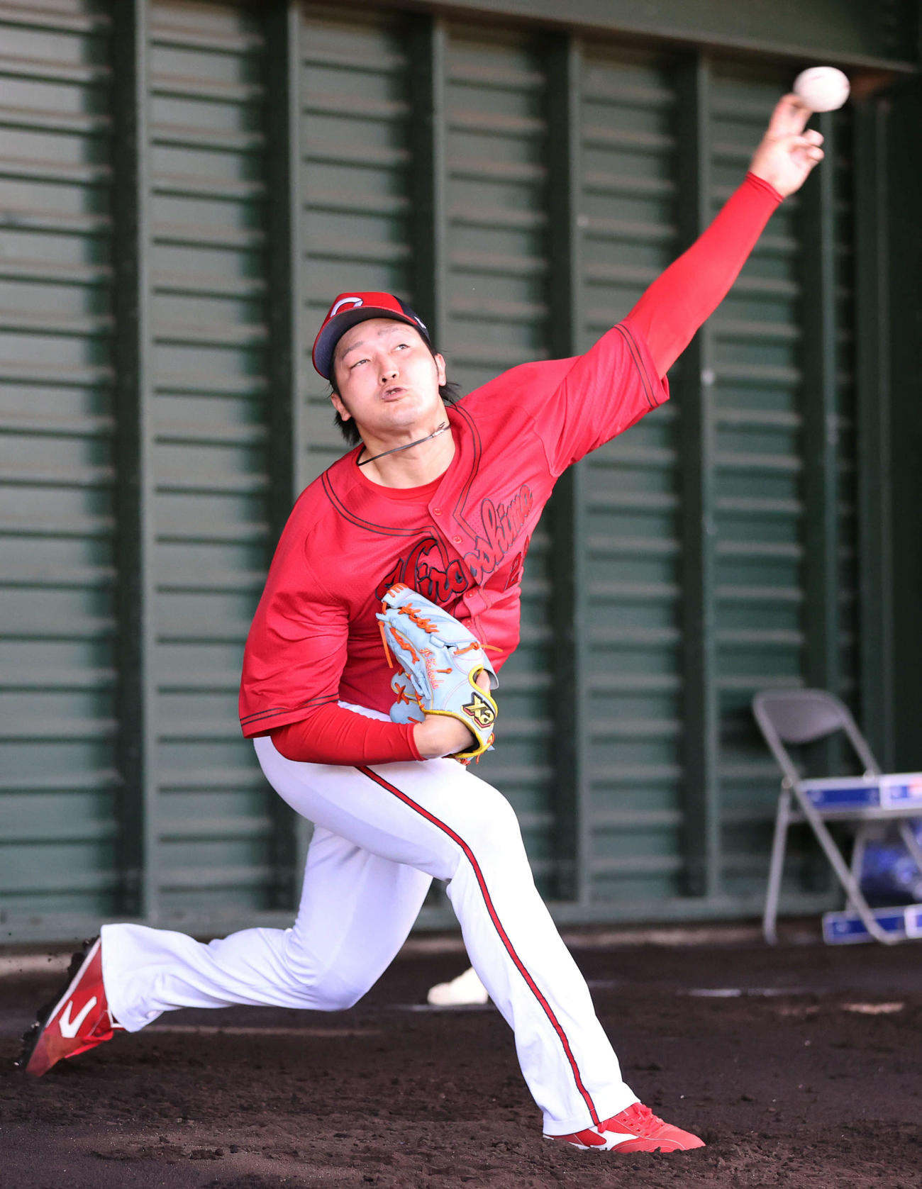 広島沖縄キャンプ　ブルペンで投球する床田（撮影・加藤孝規）