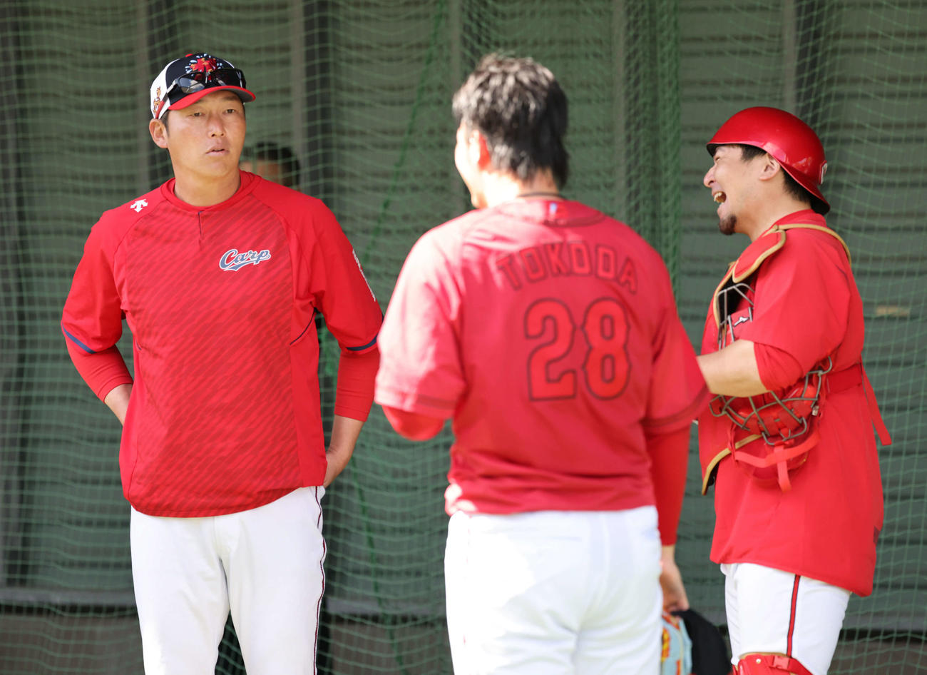 広島沖縄キャンプ　ブルペンで投球した床田（中央）と話し合う新井監督。右は会沢（撮影・加藤孝規）