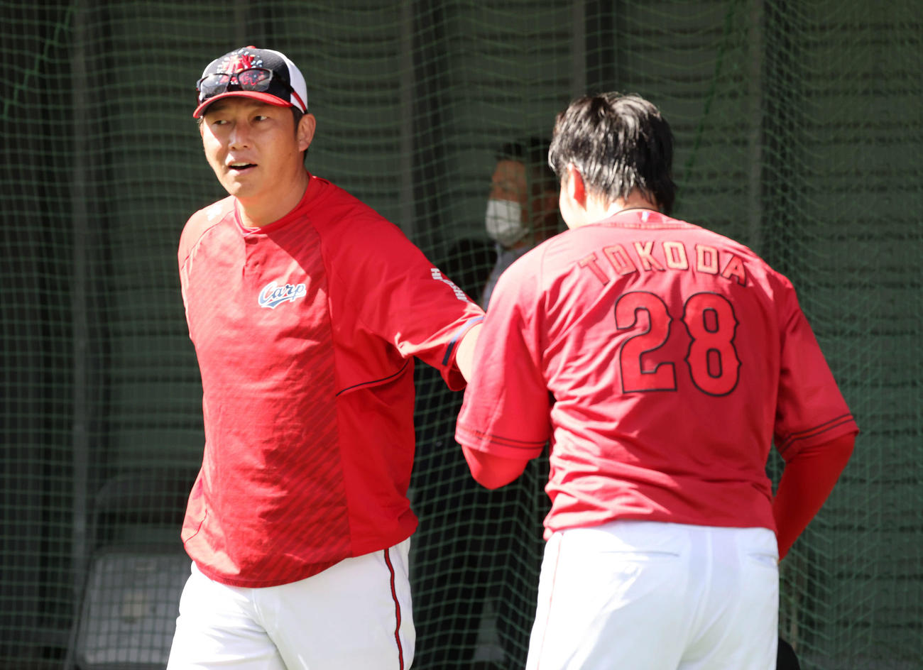 広島沖縄キャンプ　ブルペンで投球した床田（右）と話し合う新井監督（撮影・加藤孝規）
