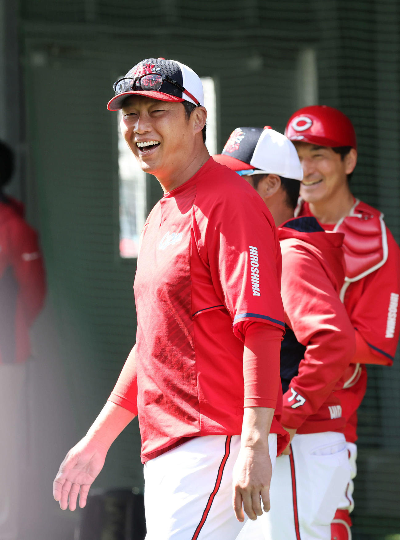 広島沖縄キャンプ　床田と話し合った新井監督は満面の笑みを浮かべてブルペンを後にした（撮影・加藤孝規）