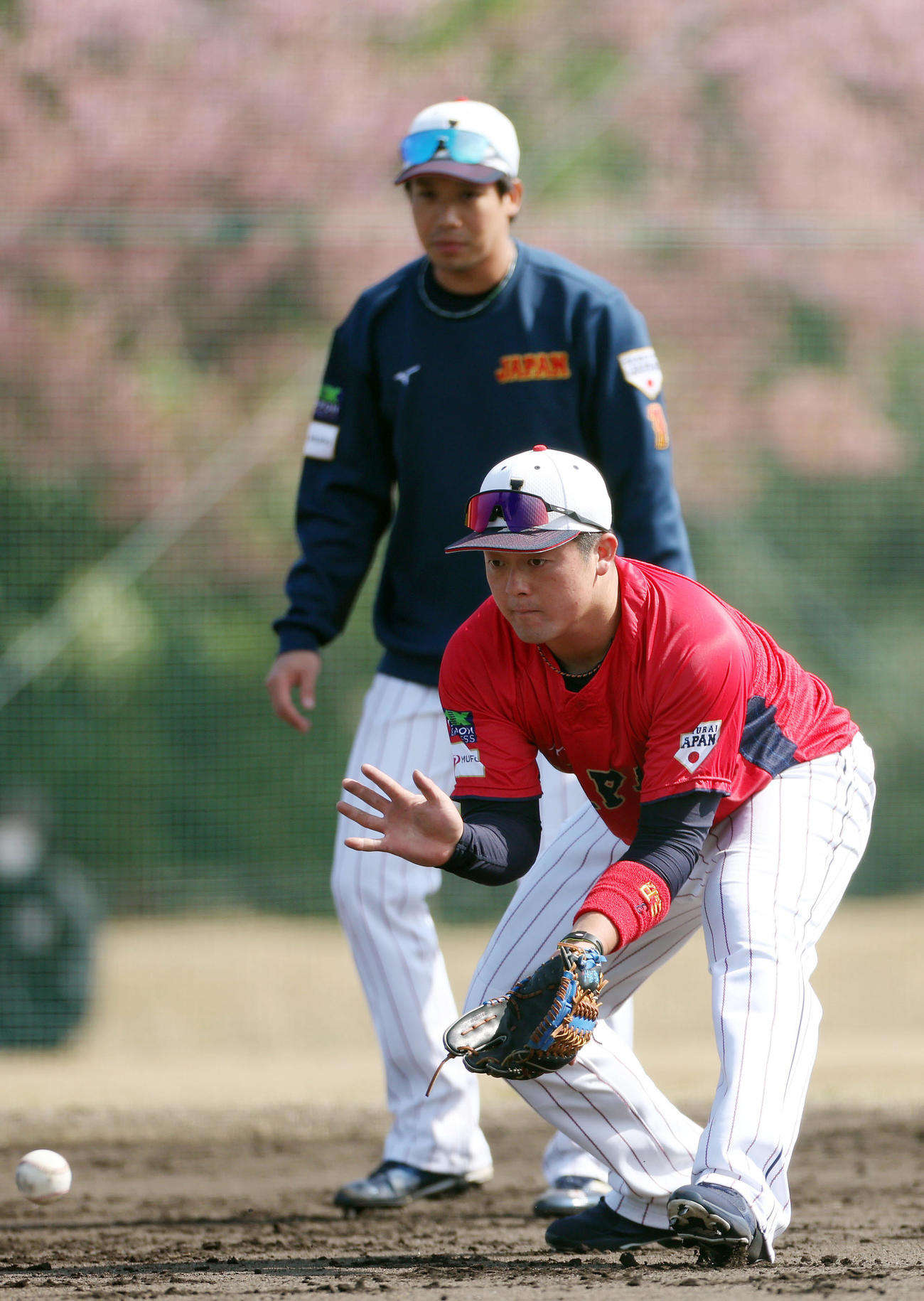 サブグラウンドでノックを受ける牧（手前）と山田（撮影・前田充）