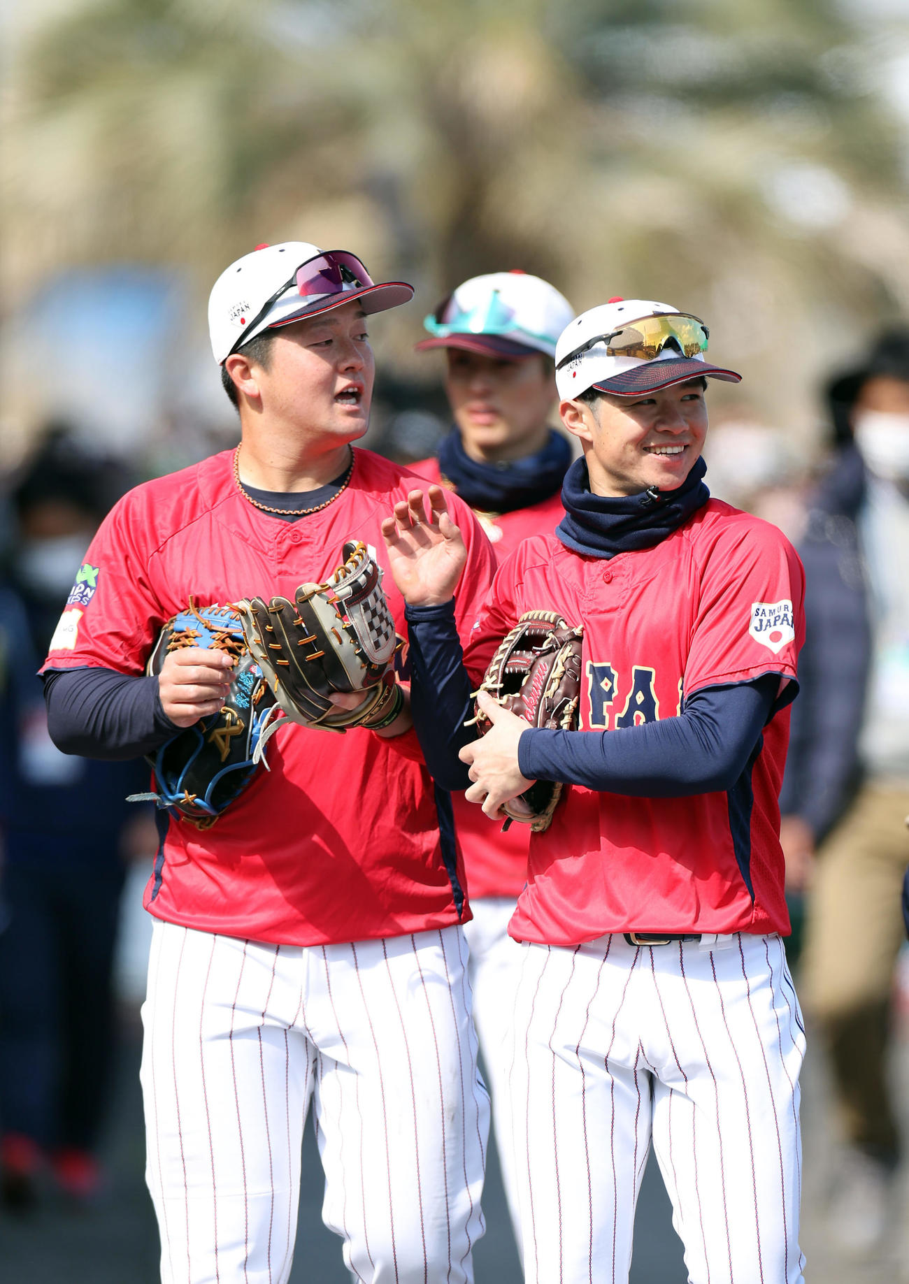 笑顔で練習場を移動する牧（左）と中野（撮影・前田充）