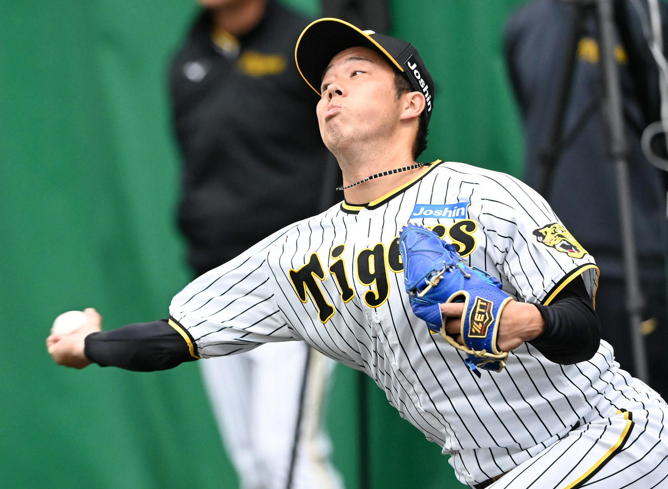 21日、ブルペンで投球練習を行う青柳（撮影・前岡正明）