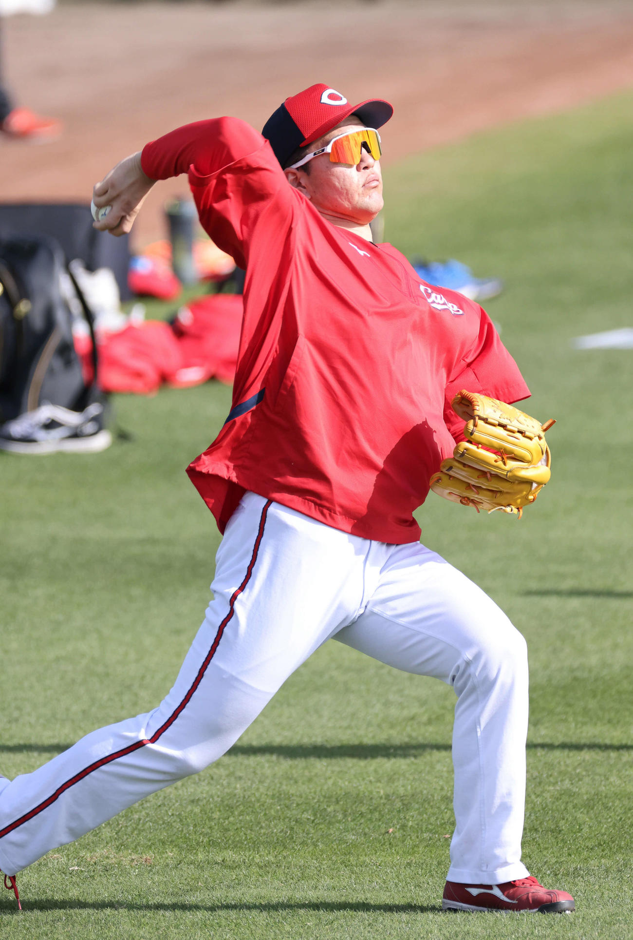 広島沖縄キャンプ　キャッチボールをするドラフト5位の河野（撮影・加藤孝規）