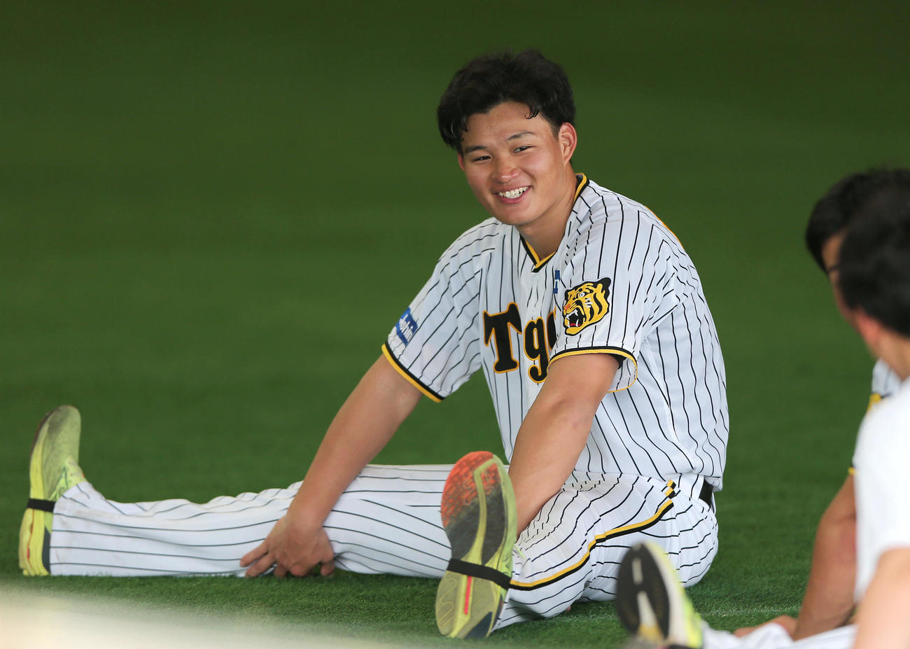 笑顔でストレッチする森下