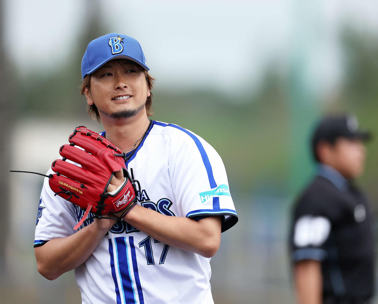 DeNA対ロッテ　7回表を抑え笑顔を見せるDeNA三嶋（撮影・河田真司）