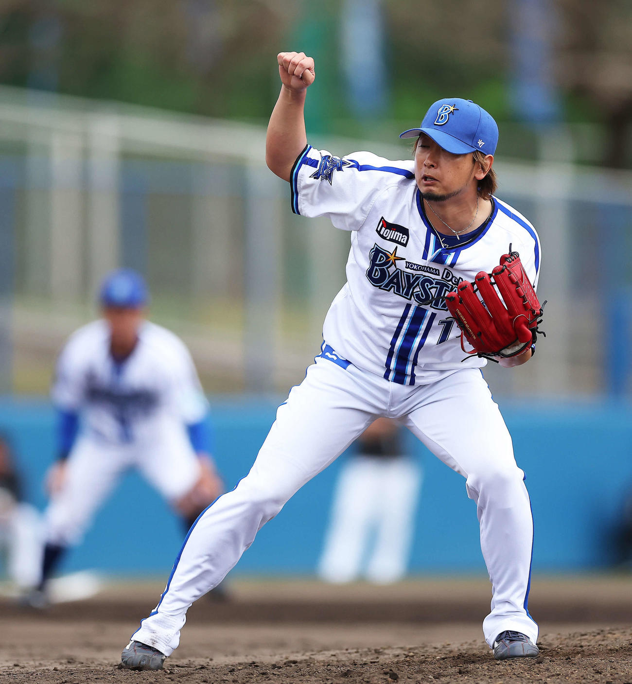 DeNA対ロッテ　7回表、DeNA4番手で登板し力投する三嶋（撮影・河田真司）