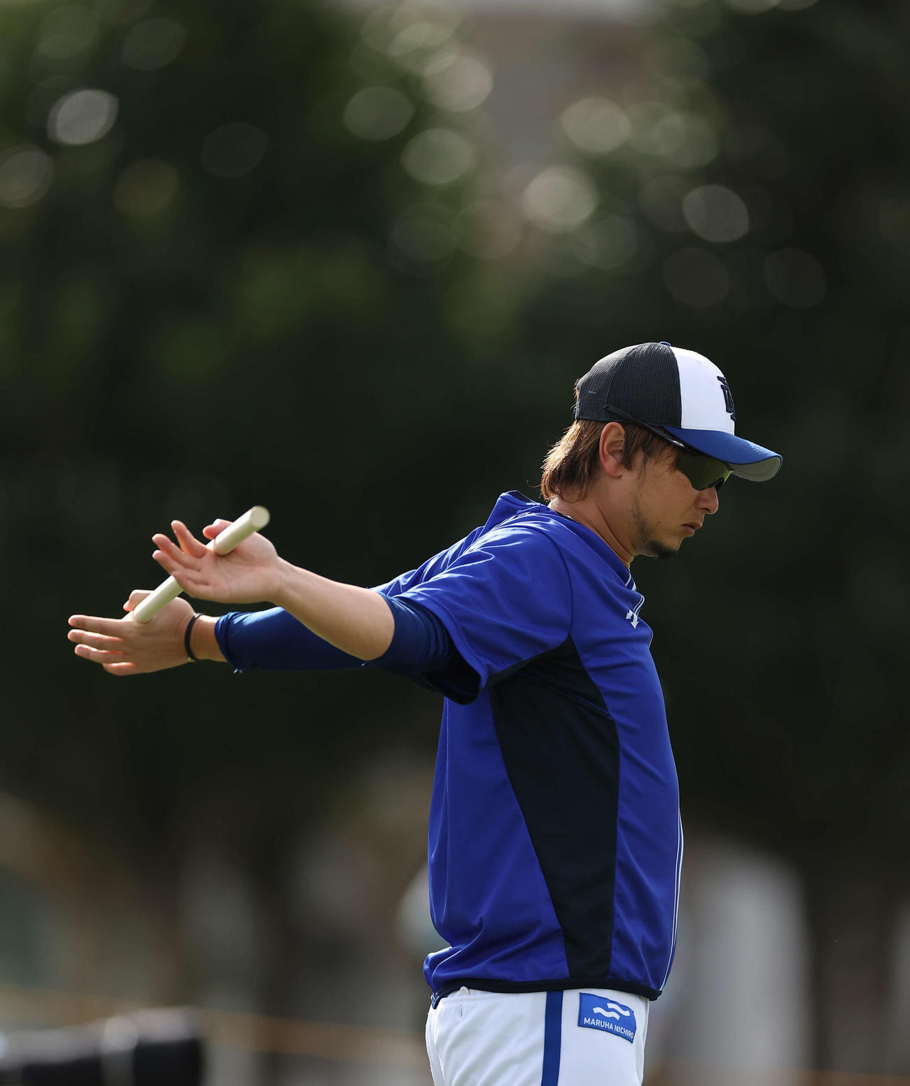 DeNA対ロッテ　試合前、ウオーミングアップするDeNA三嶋（撮影・河田真司）