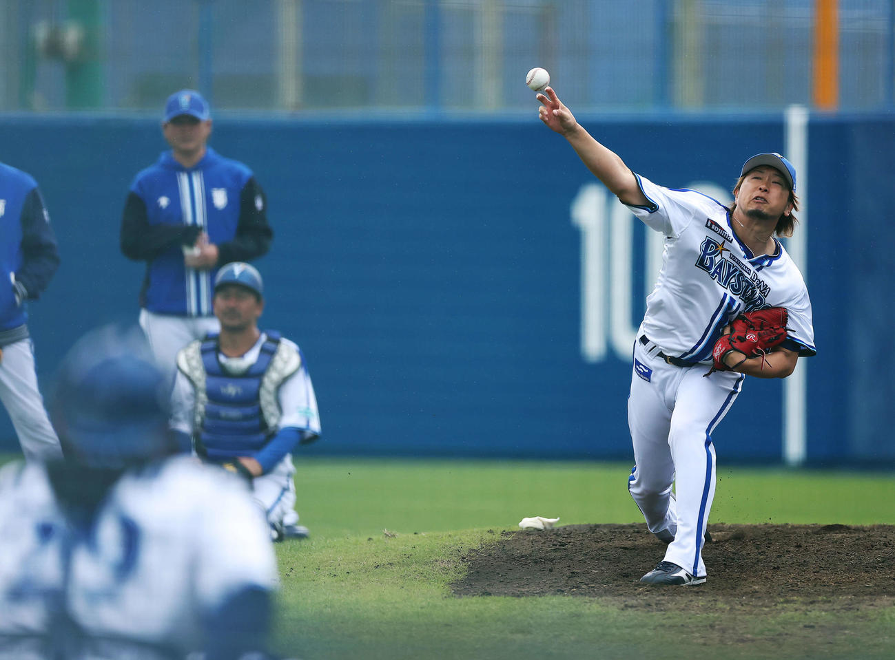 DeNA対ロッテ　6回裏、ブルペンで準備する三嶋（撮影・河田真司）