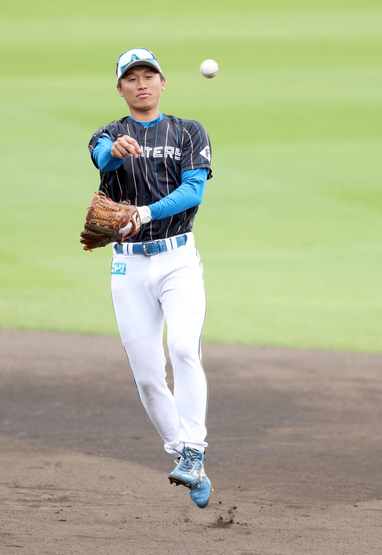 守備練習をする日本ハム加藤豪（撮影・佐藤翔太）