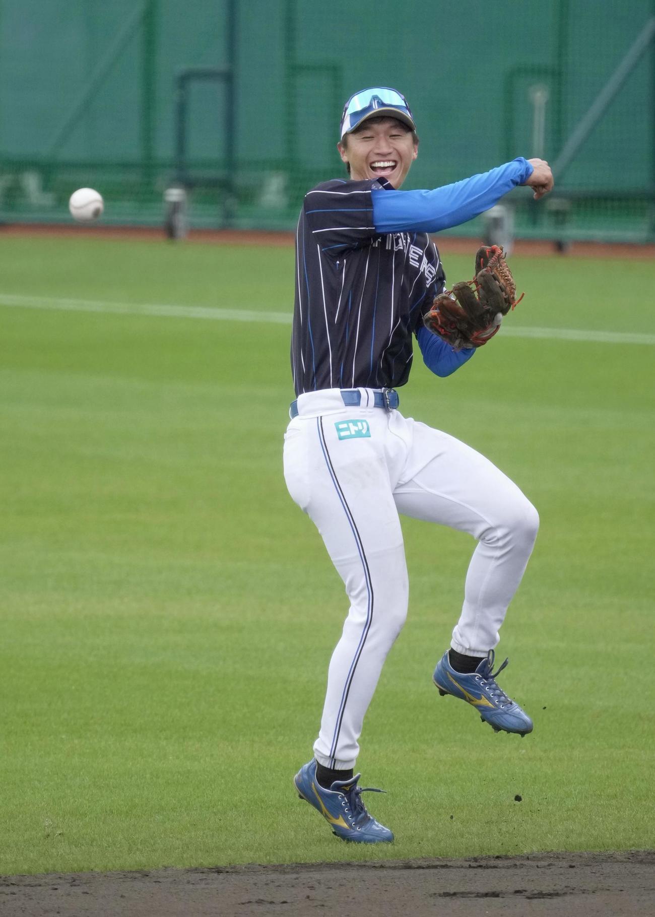 守備練習で送球する日本ハム加藤豪（共同）