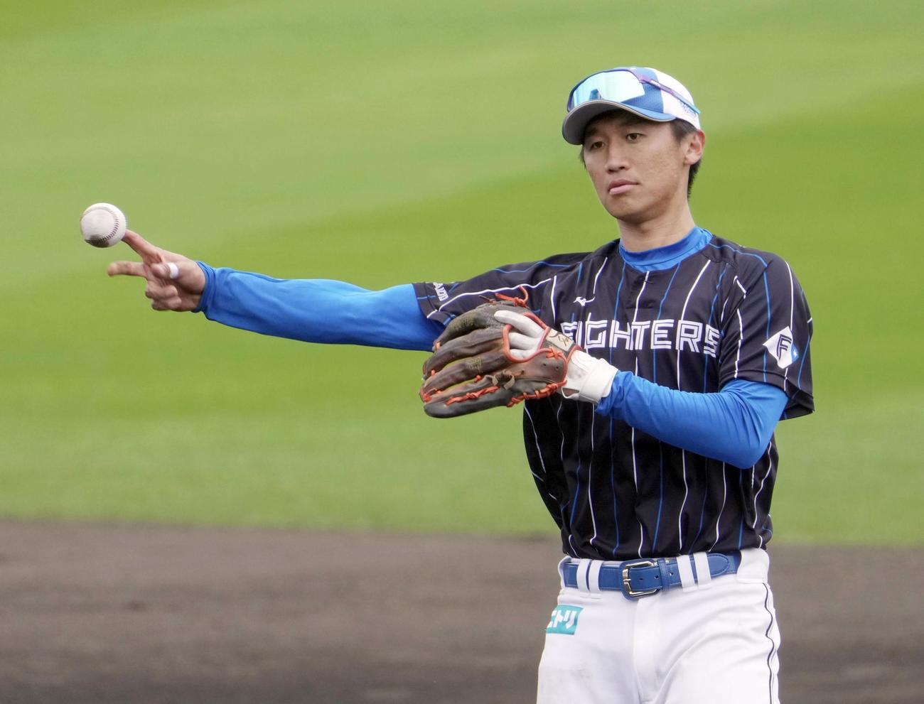 守備練習で送球する日本ハム加藤豪（共同）