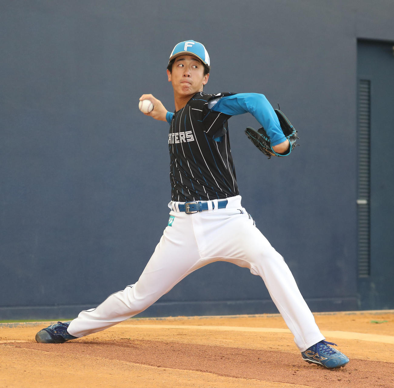 ブルペンで投球する日本ハム北山（撮影・佐藤翔太）