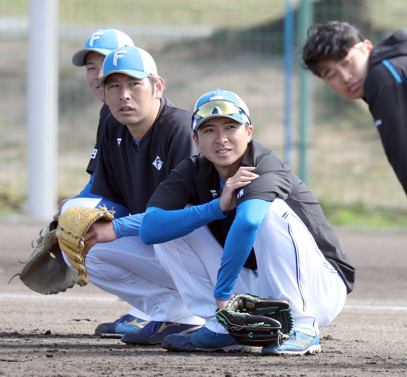 練習の順番待ちをする日本ハム加藤貴（左から2人目）と上沢（撮影・佐藤翔太）