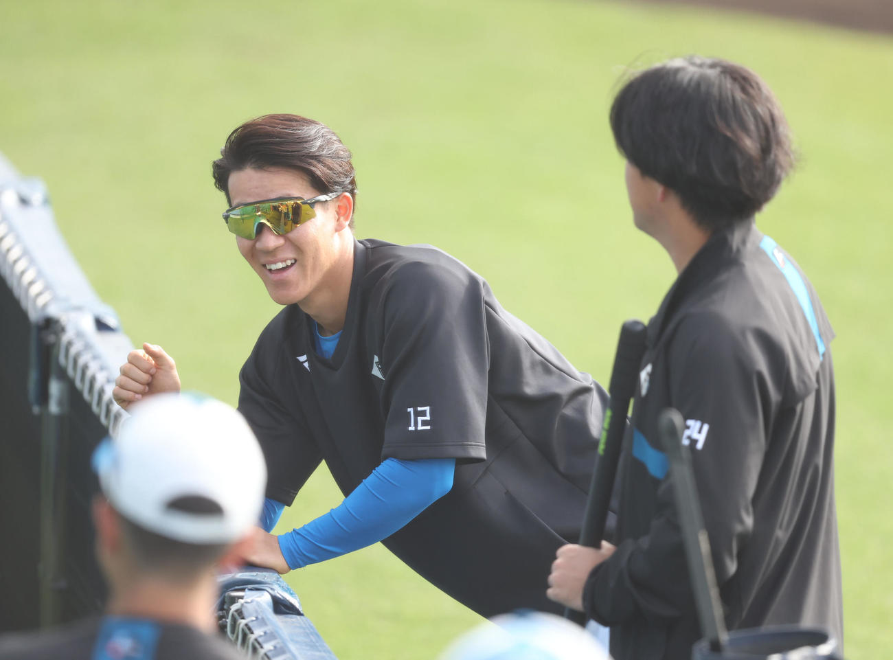 笑顔でウオーミングアップをする日本ハム矢沢（撮影・佐藤翔太）