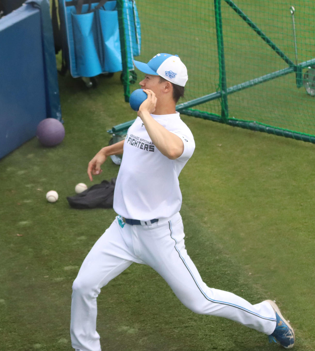 鉄球を用いて調整する日本ハム矢沢（撮影・永野高輔）