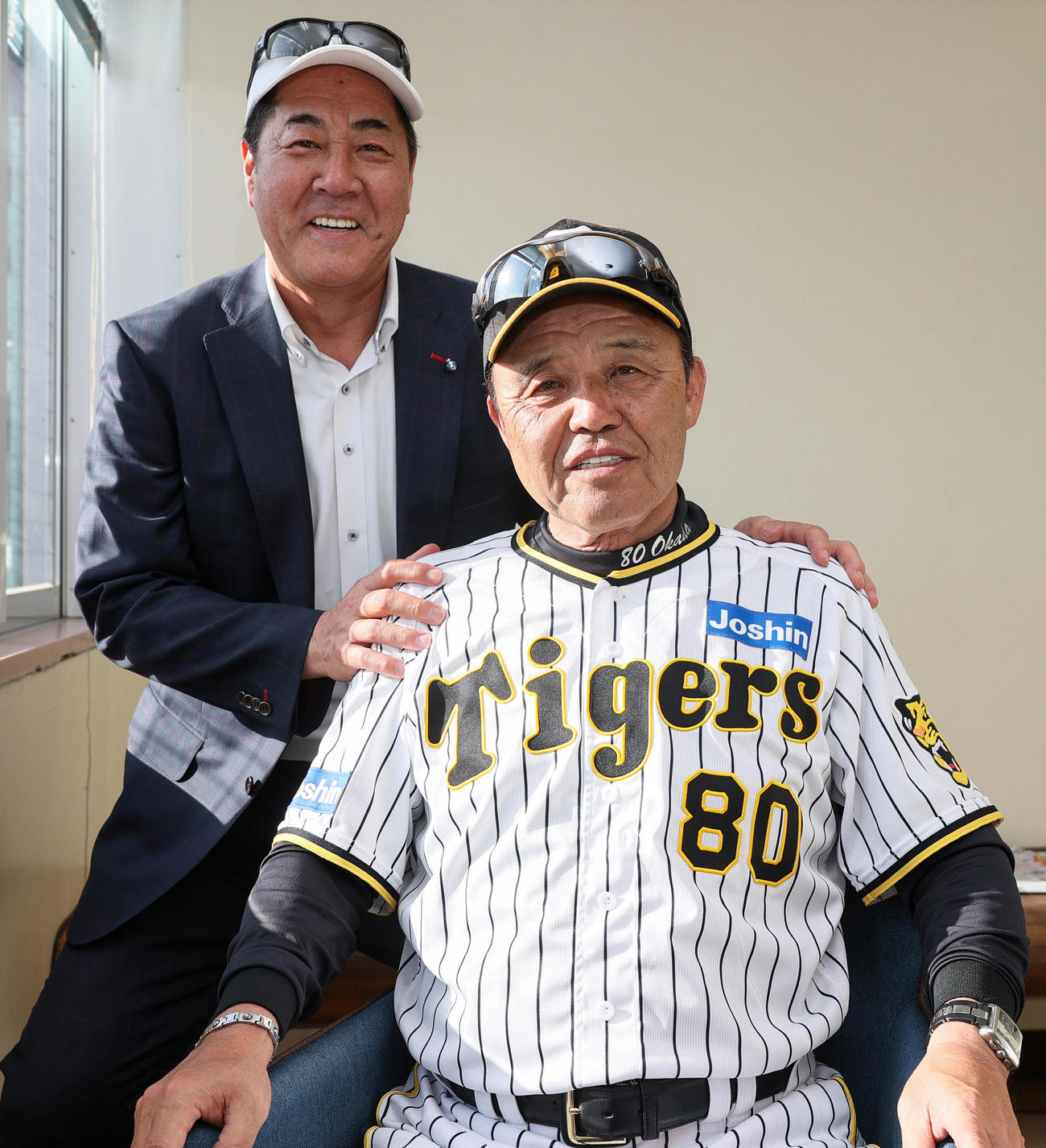 対談を終え、笑顔で写真に納まる阪神岡田監督（右）と日刊スポーツ評論家の中西氏（撮影・上山淳一）