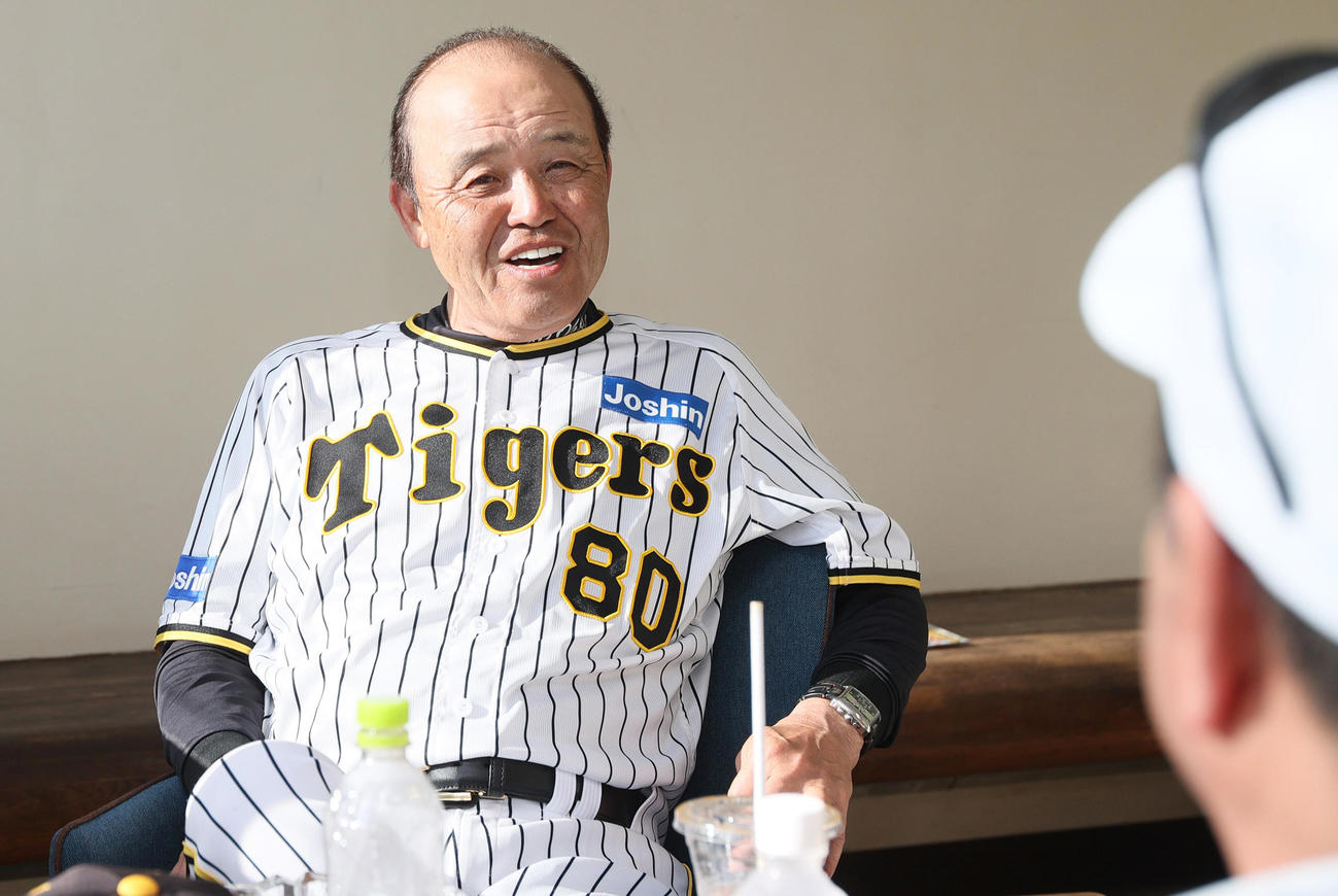 阪神岡田監督と対談する日刊スポーツ評論家の中西氏（撮影・上山淳一）