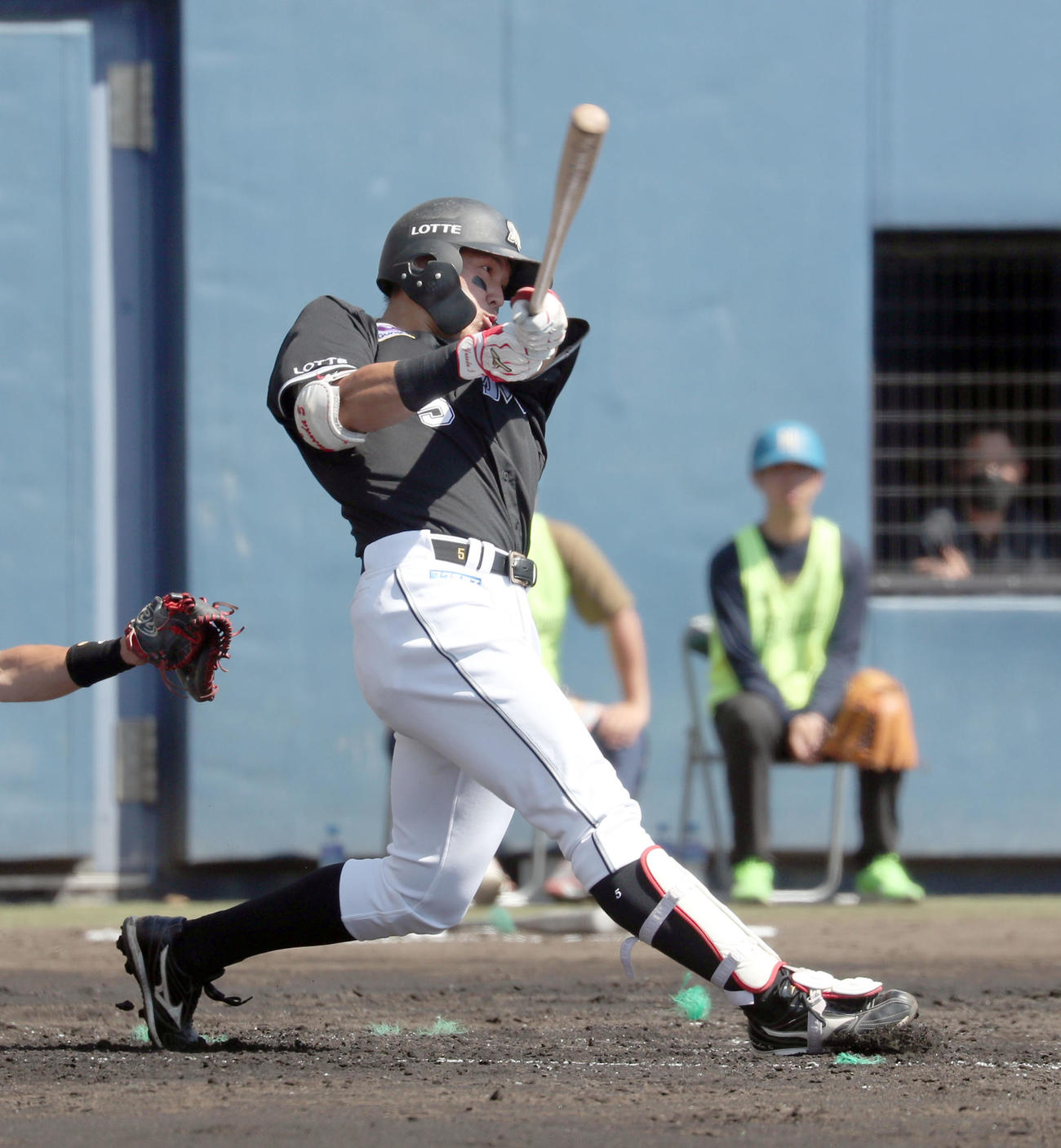 日本ハム対ロッテ　3回表ロッテ無死三塁、安田は右前適時打を放つ（撮影・佐藤翔太）